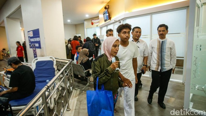 Penanganan medis terhadap korban ledakan di SMA Negeri 72 Kelapa Gading masih berlangsung di RS Islam Cempaka Putih, Jakarta, Jumat (7/11/2025). Sejumlah korban dengan luka ringan mulai diperbolehkan pulang setelah mendapat perawatan intensif dari tim medis rumah sakit.