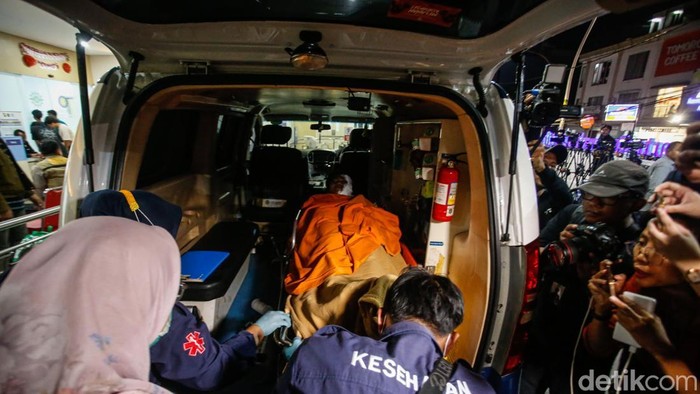 Penanganan medis terhadap korban ledakan di SMA Negeri 72 Kelapa Gading masih berlangsung di RS Islam Cempaka Putih, Jakarta, Jumat (7/11/2025). Sejumlah korban dengan luka ringan mulai diperbolehkan pulang setelah mendapat perawatan intensif dari tim medis rumah sakit.