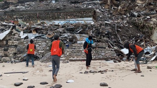 Penanganan material di Pantai Bingin, Desa Pecatu, Kecamatan Kuta Selatan, Badung, Jumat (7/11/2025). (Dok. Satpol PP Badung)