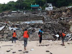 Alat Berat Diterjunkan, Pembersihan Puing Bangunan Liar di Pantai Bingin Dikebut