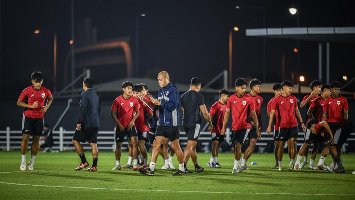 Kiper Timnas Indonesia U-17 Dafa Algasemi mengikuti latihan resmi jelang laga kedua Grup H Piala Dunia U17 2025 di Lapangan latihan Stadion Al Thumama, Doha, Qatar, Kamis (6/11/2025). Latihan tersebut sebagai persiapan jelang pertandingan melawan Timnas Brasil U-17 pada Jumat (7/11) di Aspire Zone, Qatar. ANTARA FOTO/Bayu Pratama S