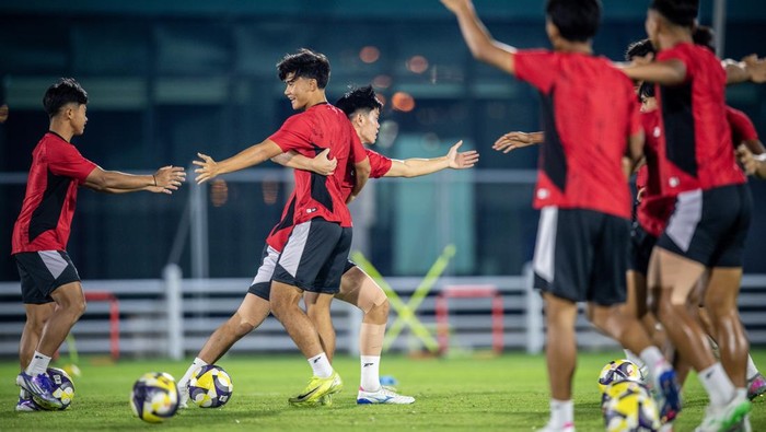 Kiper Timnas Indonesia U-17 Dafa Algasemi mengikuti latihan resmi jelang laga kedua Grup H Piala Dunia U17 2025 di Lapangan latihan Stadion Al Thumama, Doha, Qatar, Kamis (6/11/2025). Latihan tersebut sebagai persiapan jelang pertandingan melawan Timnas Brasil U-17 pada Jumat (7/11) di Aspire Zone, Qatar. ANTARA FOTO/Bayu Pratama S