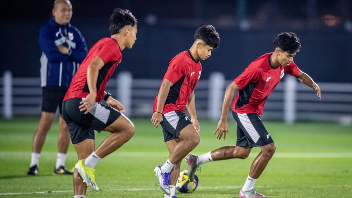 Kiper Timnas Indonesia U-17 Dafa Algasemi mengikuti latihan resmi jelang laga kedua Grup H Piala Dunia U17 2025 di Lapangan latihan Stadion Al Thumama, Doha, Qatar, Kamis (6/11/2025). Latihan tersebut sebagai persiapan jelang pertandingan melawan Timnas Brasil U-17 pada Jumat (7/11) di Aspire Zone, Qatar. ANTARA FOTO/Bayu Pratama S