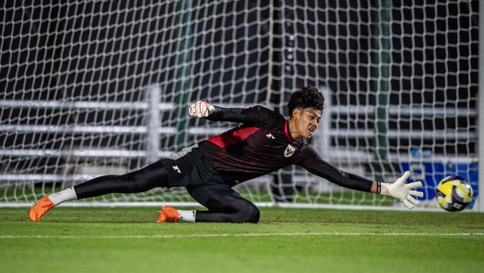 Kiper Timnas Indonesia U-17 Dafa Algasemi mengikuti latihan resmi jelang laga kedua Grup H Piala Dunia U17 2025 di Lapangan latihan Stadion Al Thumama, Doha, Qatar, Kamis (6/11/2025). Latihan tersebut sebagai persiapan jelang pertandingan melawan Timnas Brasil U-17 pada Jumat (7/11) di Aspire Zone, Qatar. ANTARA FOTO/Bayu Pratama S