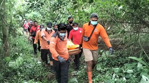 Petugas gabungan mengevakuasi jenazah pria lansia yang ditemukan tewas di Tukad Petanu, Gianyar,  Jumat (7/11/2025) sore. (Dok. Polres Gianyar)