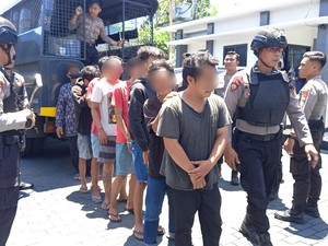 Tim Gabungan Gerebek Kampung Narkoba di Mataram, 14 Orang Ditangkap