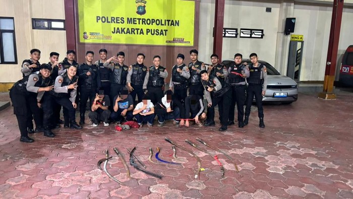 Polisi amankan 5 pemuda dan 8 senjata tajam di Johar Baru saat patroli. (dok. ist)