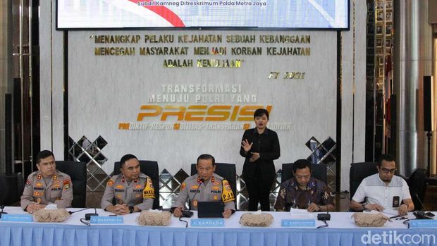 Polisi Jerat 8 Tersangka soal Tuduhan Ijazah Palsu Jokowi Polda Metro Jaya menggelar konferensi pers untuk memaparkan hasil penyidikan kasus tuduhan ijazah palsu yang menyeret nama Presiden ke-7 RI, Joko Widodo, Jakarta, Jumat (7/11/2025).