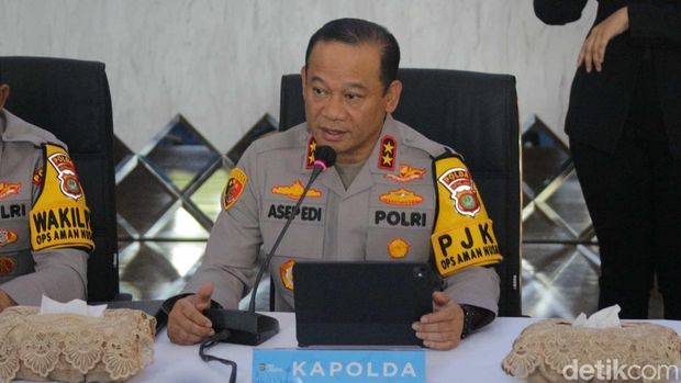 Polisi Jerat 8 Tersangka soal Tuduhan Ijazah Palsu Jokowi Polda Metro Jaya menggelar konferensi pers untuk memaparkan hasil penyidikan kasus tuduhan ijazah palsu yang menyeret nama Presiden ke-7 RI, Joko Widodo, Jakarta, Jumat (7/11/2025).