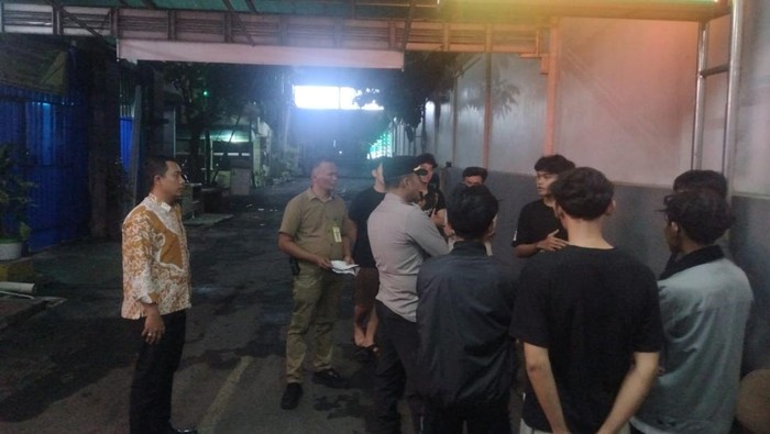 Polisi mendatangi rumah sakit tempat korban pengeroyokan di Umbulharjo dirawat, Kamis (7/11/2025) malam.