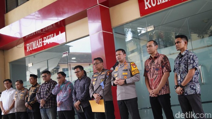 Penyidik Polda Metro Jaya menyerahkan dokumen jenazah Muhammad Farhan Hamid dan Reno Syahputra Dewo kepada pihak keluarga di RS Polri, JAkarta Timur, Jumat (7/11/2025). Rencananya, jenazah akan diserahkan besok. Sebelumnya, polisi menyelidiki temuan dua kerangka manusia di gedung ACC, Kwitang, Jakarta Pusat. Gedung itu terbakar pada 29 Agustus dan dua kerangka baru ditemukan pada Kamis (30/10). Polisi mengambil sampel DNA dari keluarga dua orang yang dilaporkan hilang sejak 29 Agustus lalu.