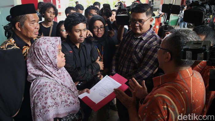 Penyidik Polda Metro Jaya menyerahkan dokumen jenazah Muhammad Farhan Hamid dan Reno Syahputra Dewo kepada pihak keluarga di RS Polri, JAkarta Timur, Jumat (7/11/2025). Rencananya, jenazah akan diserahkan besok. Sebelumnya, polisi menyelidiki temuan dua kerangka manusia di gedung ACC, Kwitang, Jakarta Pusat. Gedung itu terbakar pada 29 Agustus dan dua kerangka baru ditemukan pada Kamis (30/10). Polisi mengambil sampel DNA dari keluarga dua orang yang dilaporkan hilang sejak 29 Agustus lalu.