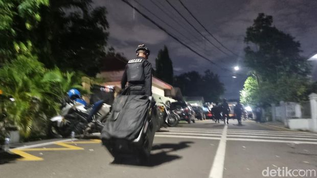 Polisi telah menyelesaikan olah TKP ledakan di SMAN 72 Jakarta. Tim Gegana membawa koper besar (Taufiq S/detikcom)