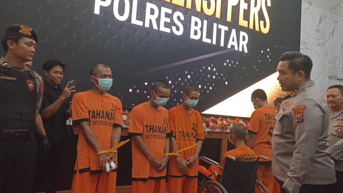 Kapolres Blitar AKBP Arif Fazlurrahman saat interogasi para pelaku pencurian hewan ternak