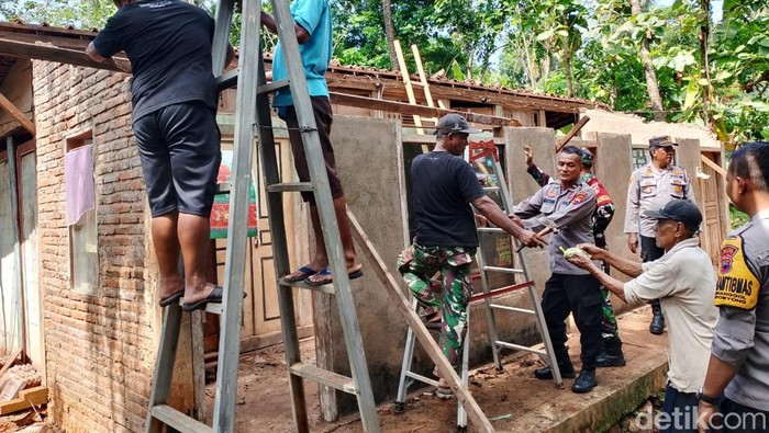 Polsek Mlonggo saat menyalurkan bansos sembako dan membangun atap rumah milik seorang lansia kurang mampu, Karlin (85) di Jepara, Jumat (7/11/2025).