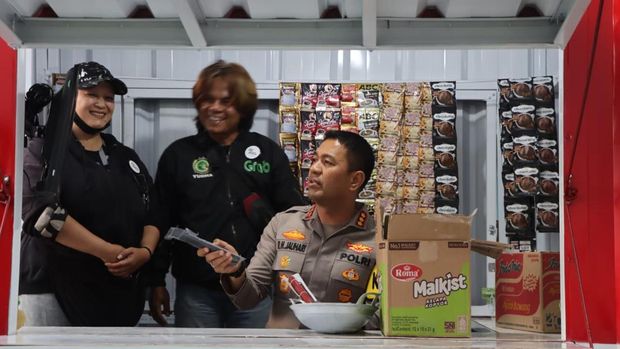 Polres Metro Tangerang Kota meresmikan 'Ojol Mart' bagi komunitas ojol, Jumat (7/11/2025).