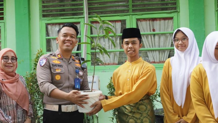 Polresta Pekanbaru turun ke sekolah mengkampanyekan Green Policing dan ajak siswa tertib lantas.