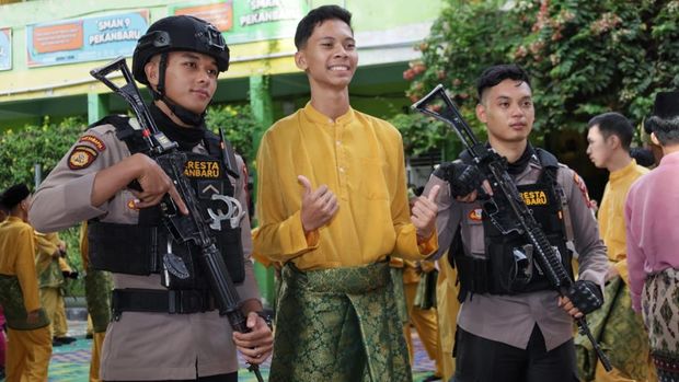 Polresta Pekanbaru turun ke sekolah mengkampanyekan Green Policing dan ajak siswa tertib lantas. Polresta Pekanbaru turun ke sekolah mengkampanyekan Green Policing dan ajak siswa tertib lantas.