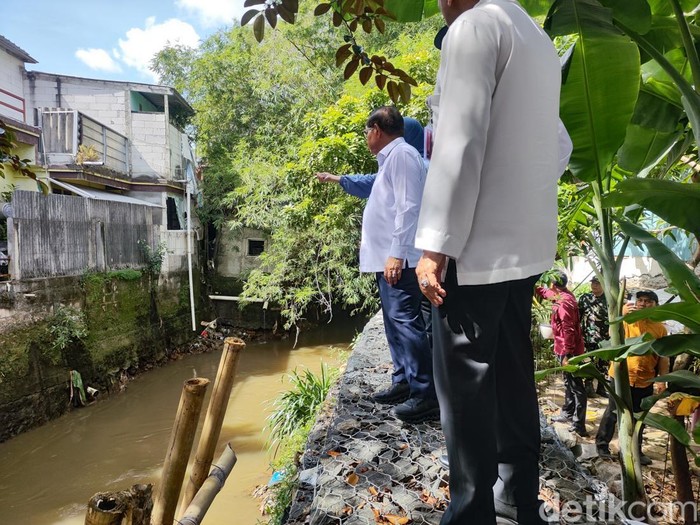 Pramono mengecek kondisi Kali Krukut (Matius Alfons/detikcom)