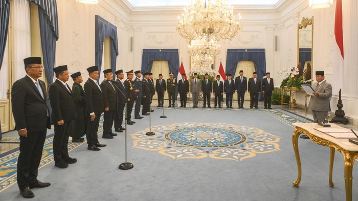 Mantan Kapolri Badrodin Haiti (kedua kanan) dan Idham Aziz (kedua kiri) bersama Wamenko Kumham Imipas Otto Hasibuan (kanan) dan Kapolri Jenderal Pol. Listyo Sigit Prabowo (kiri) mengikuti pelantikan anggota Komisi Percepatan Reformasi Polri di Istana Merdeka, Jakarta, Jumat (7/11/2025). Presiden Prabowo Subianto melantik 10 anggota Komisi Perceptan Reformasi Polri yang diketuai oleh Jimly Asshiddiqie merangkap anggota dengan anggota Mahfud MD, Yusril Ihza Mahendra, Supratman Andi Agtas, Otto Hasibuan, Tito Karnavian, Idham Aziz, Badrodin Haiti, Ahmad Dofiri, dan Jenderal Pol. Listyo Sigit Prabowo. ANTARA FOTO/Hafidz Mubarak A