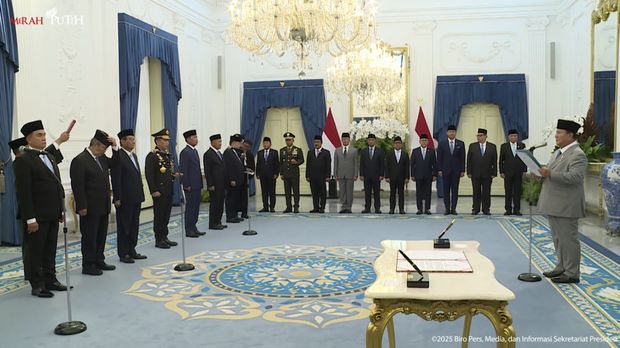 Presiden Prabowo Subianto melantik keanggotaan Komisi Percepatan Reformasi Polri, Jumat (7/11/2025). (Tangkapan Layar Youtube/Sekretariat Presiden)