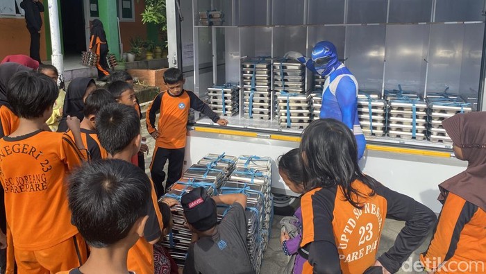 Pria berkostum power rangers antar MBG di Parepare.