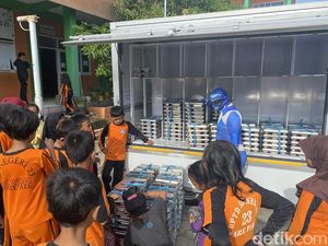 Aksi Unik Pria di Parepare Antar MBG ke Siswa SD Pakai Kostum Power Rangers