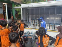 Aksi Unik Pria di Parepare Antar MBG ke Siswa SD Pakai Kostum Power Rangers