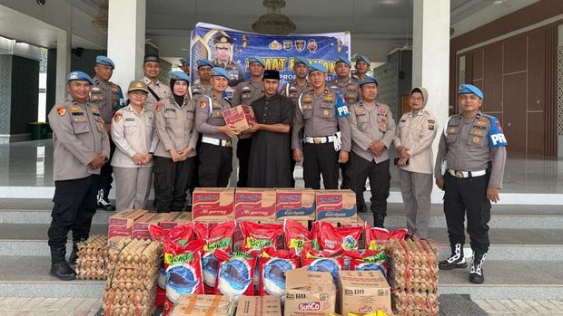Propam Polda Riau memberikan bantuan sosial kepada petugas kebersihan hingga ponpes di Kota Pekanbaru. Propam Polda Riau memberikan bantuan sosial kepada petugas kebersihan hingga ponpes di Kota Pekanbaru, Jumat (7/11/2025).