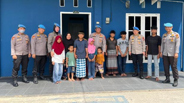 Propam Polda Riau memberikan bantuan sosial kepada petugas kebersihan hingga ponpes di Kota Pekanbaru. Propam Polda Riau memberikan bantuan sosial kepada petugas kebersihan hingga ponpes di Kota Pekanbaru, Jumat (7/11/2025).