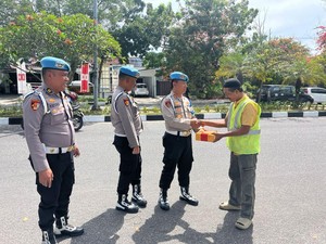 Propam Polda Riau Turun Beri Bansos ke Petugas Kebersihan-Panti Asuhan