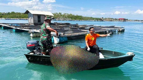 Proses evakuasi jenazah Santri Riadi seorang kawil yang terseret ombak ketika mancing di pantai Jerowaru, Lombok Timur, NTB, Jumat (7/11/2025). (Dok. Unit SAR Lombok Timur).