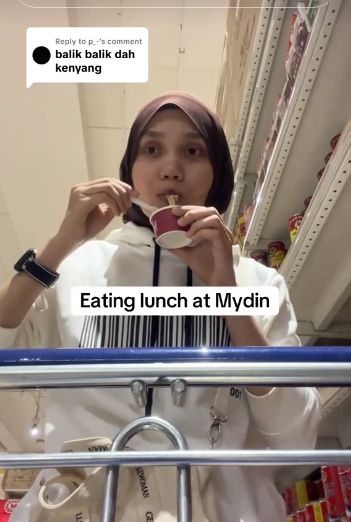 Puas! Wanita Ini Kenyang Makan dari Sampel Gratis di Supermarket