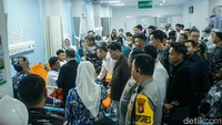 Kehadiran figur publik itu disambut hangat oleh keluarga korban dan tenaga medis yang berjaga di IGD.