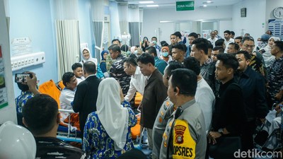 Raffi Ahmad Dampingi Dasco Jenguk Korban Ledakan SMA 72 di RS Cempaka Putih