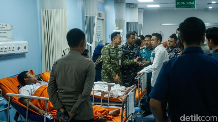 Wakil Ketua DPR RI Sufmi Dasco Ahmad bersama Utusan Khusus Presiden Bidang Pembinaan Generasi Muda dan Pekerja Seni, Raffi Ahmad, menjenguk para siswa korban ledakan di SMA Negeri 72 Jakarta yang dirawat di RS Islam Cempaka Putih, Jumat (7/11/2025).