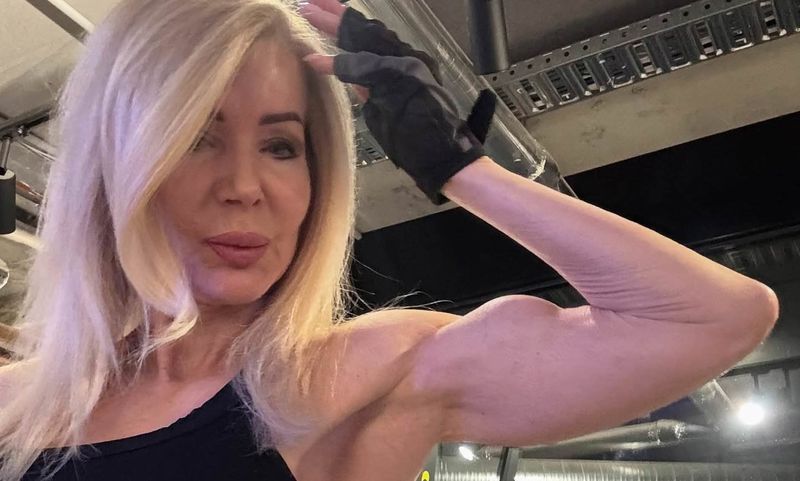 Rahasia Bugar Nenek 65 Tahun, Ternyata Makan 5 Kali Sehari! Lesley Maxwell, seorang pelatih kebugaran berusia 65 tahun asal Melbourne, Australia