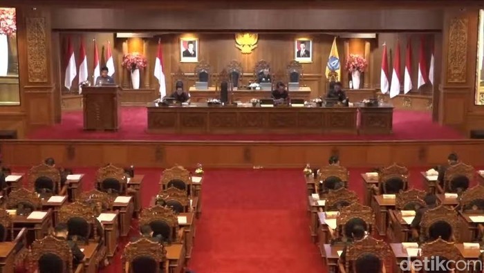 Rapat paripurna penyampaian jawaban pemerintah atas pandangan umum fraksi pada rancangan APBD 2026 di DPRD Badung, Jumat (7/11/2025). (Agus Eka/detikBali)