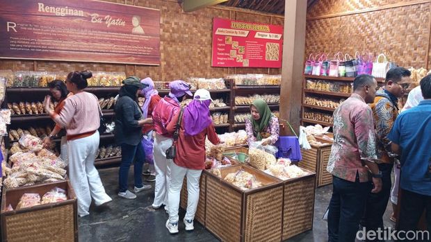 Rengginang Bu Yatin Suasana UMKM rengginan di Tingal Wetan, Desa Wanurejo, Kecamatan Borobudur, Kabupaten Magelang yang ramai dikunjungi pengunjung, Jumat (7/11/2025).