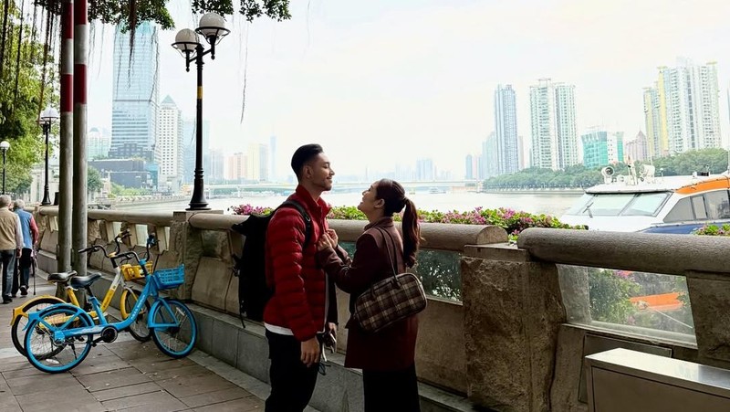Romantisnya Siti Badriah dan Krisjiana Baharudin Saat Kulineran di Guangzhou