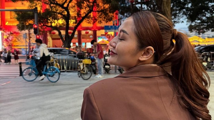 Romantisnya Siti Badriah dan Krisjiana Baharudin Saat Kulineran di Guangzhou