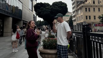 Romantisnya Siti Badriah dan Krisjiana Baharudin Saat Kulineran di Guangzhou