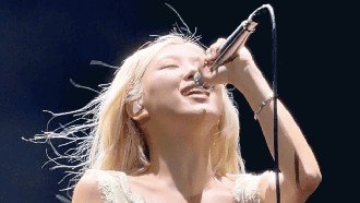 Pakai Slip Dress di Konser, Gaya Rose BLACKPINK Dikritik Seperti Mau Tidur