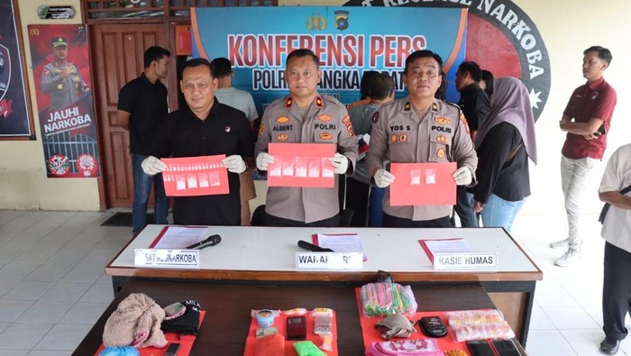 Polisi menghadirkan oknum PPPK bersama istrinya yang jual sabu