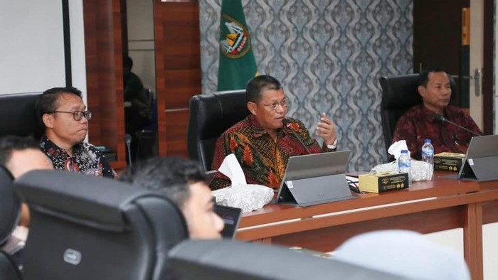 Sekda Batam, Firmansyah saat mengikuti Entry Meeting Pemeriksaan Terinci BPK atas Kepatuhan Belanja Daerah 2025 di Kantor Wali Kota Batam. (Foto: Dok Diskominfo)