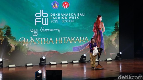 Ketua Umum Dekranas Selvi Gibran Rakabuming menerima cinderamata dari Ketua Dekranasda Bali, Putri Koster di Art Center, Denpasar, Jumat (7/11/2025). (Aryo Mahendro/detikBali).