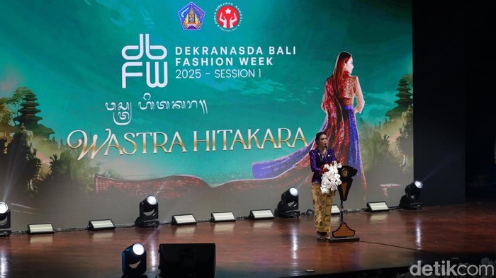 Ketua Umum Dekranas Selvi Gibran Rakabuming menerima cinderamata dari Ketua Dekranasda Bali, Putri Koster di Art Center, Denpasar, Jumat (7/11/2025). (Aryo Mahendro/detikBali).