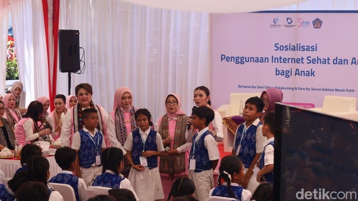 Selvi saat memberi arahan dan penyuluhan tentang penggunaan internet ke siswa SDN 5 Pedungan, Denpasar, Jumat (7/11/2025). (Aryo Mahendro/detikBali)