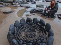 Keren! Seni Patung yang Menyatu dengan Alam