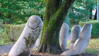 The Caring Hand oleh Eva Oertli dan Beat Huber di Glarus, Swiss. Foto: via StreetArtUtopia